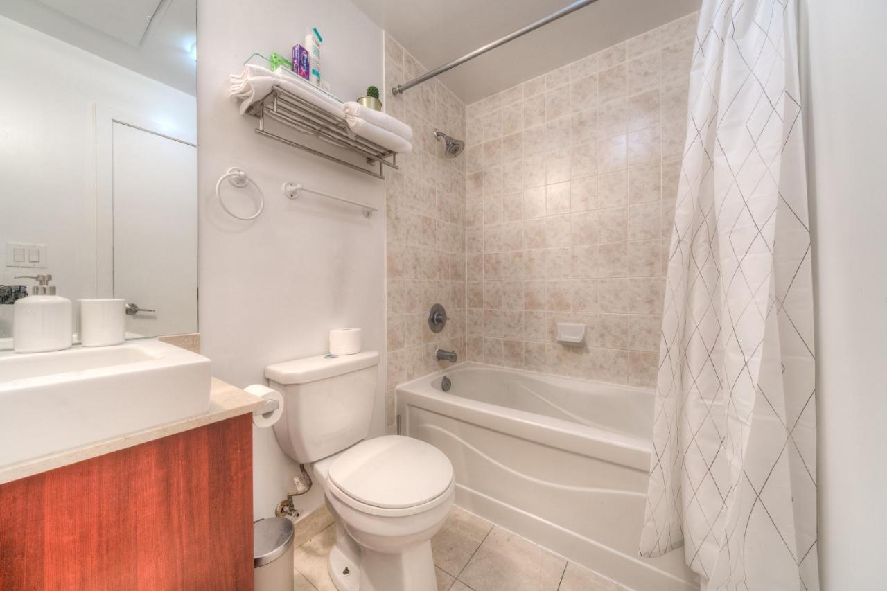 Stylish Newly Furnished Condo With Beautiful Lake View 多伦多 外观 照片