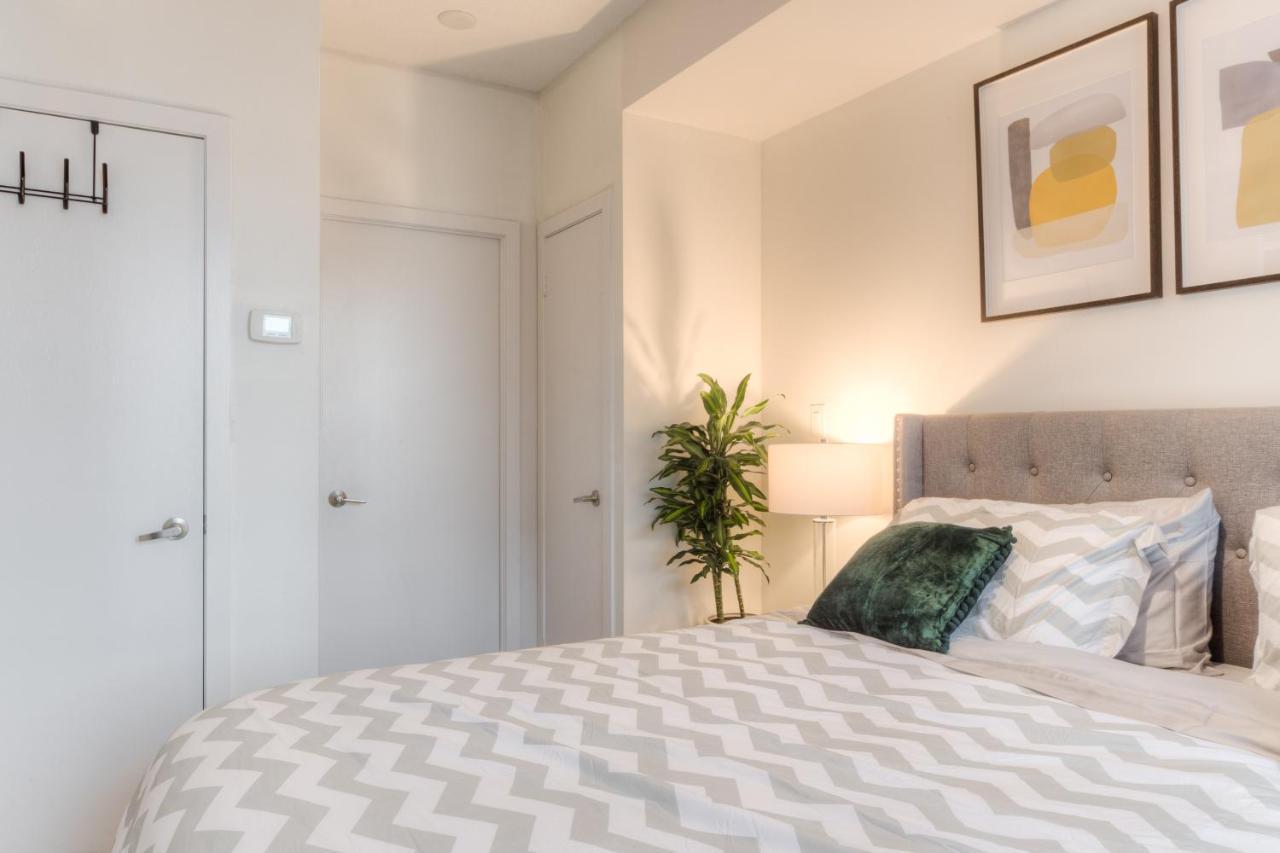 Stylish Newly Furnished Condo With Beautiful Lake View 多伦多 外观 照片